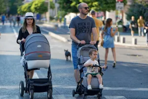 Spacer z dzieckiem — jak wybrać idealny wózek do codziennych spacerów